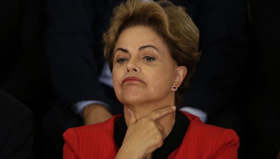 Rousseff enfrenta nuevas protestas con la economía y la política en crisis