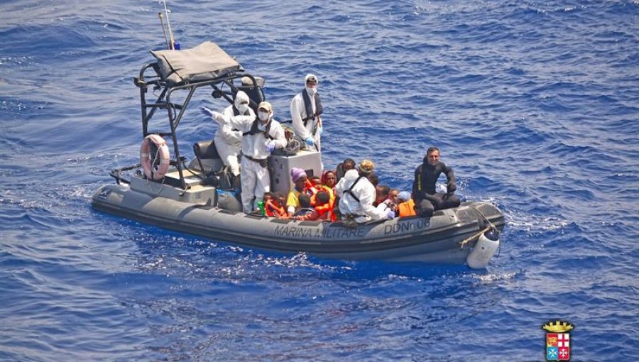 Al menos 40 personas mueren en un naufragio frente a Libia