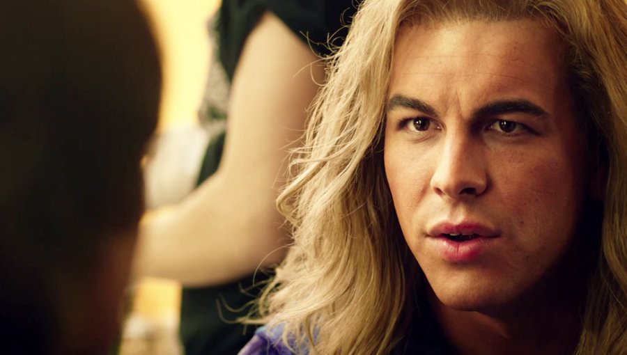 Mario Casas sorprende a fanáticas con extraño look