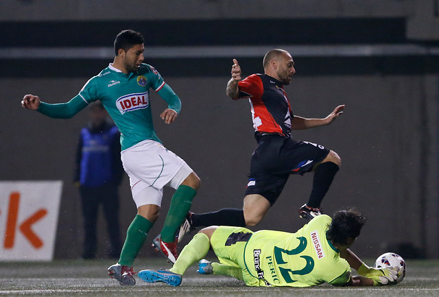 Audax empató sin goles ante defensivo Antofagasta pese a debut de Tello