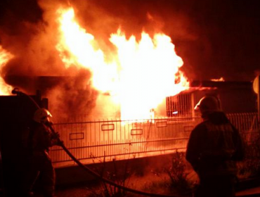 Incendio moviliza a 4 compañías de bomberos en Temuco