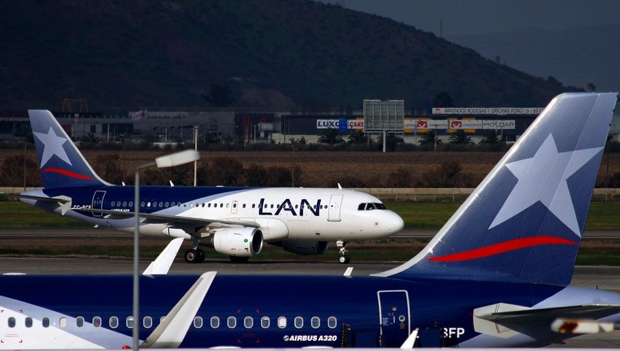 Avión da vueltas por 4 horas por una emergencia
