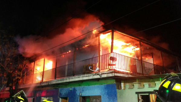 Incendio destruye tres casas en la comuna de Renca