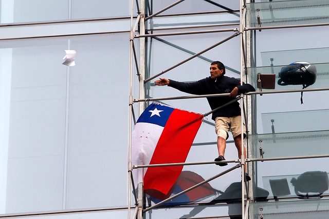 Rescatan a hombre que protestó a 11 pisos de altura