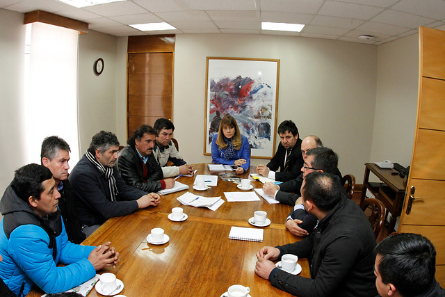 Ministra Rincón recibió a dirigentes de mineros que están en pique a 700 metros