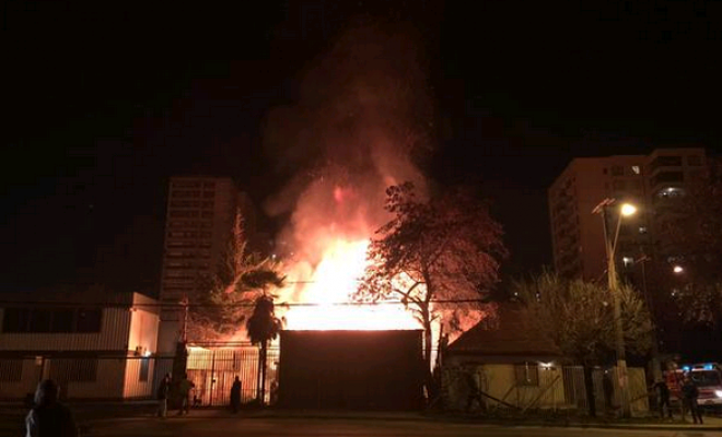 Violento incendio afecta a vivienda en la comuna de San Miguel