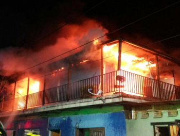 Incendio destruye tres casas en la comuna de Renca