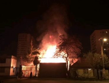 Violento incendio afecta a vivienda en la comuna de San Miguel