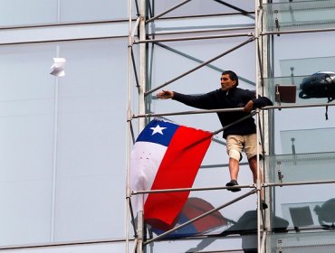 Rescatan a hombre que protestó a 11 pisos de altura