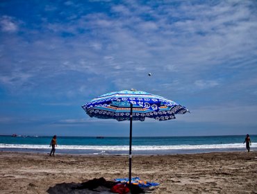 Investigan baleo que dejó grave a dominicana en una playa de Arica