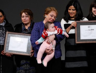 Bachelet menciona pocos avances de mujeres en política y empresas