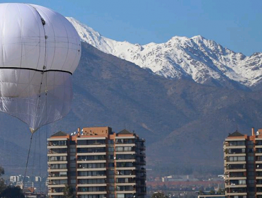 Globos aerostáticos anti delincuencia generan polémica en Las Condes y Lo Barnechea