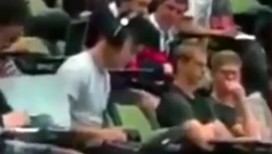 Video: ¡Qué vergüenza! Esto pasa por ver porno en pleno salón de clases