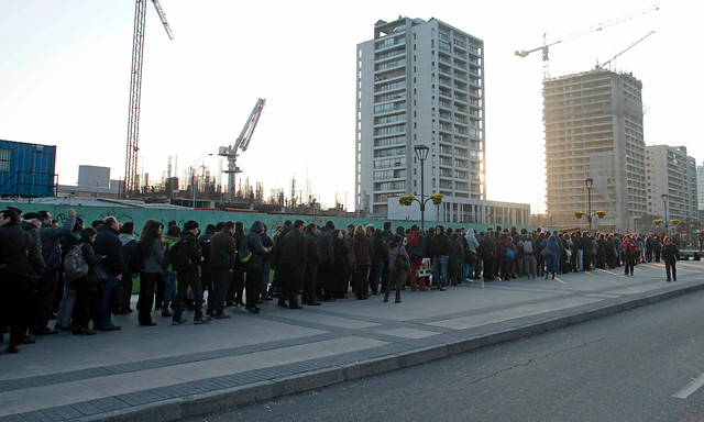 Grandes filas de gente esperando locomoción provoca el paro en Valparaíso