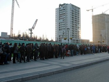 Grandes filas de gente esperando locomoción provoca el paro en Valparaíso