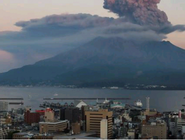 Volcán al suroeste de Japón registra una pequeña erupción