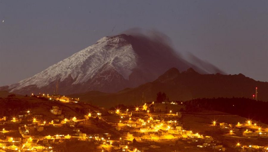 Leve emisión de ceniza de volcán Cotopaxi, en el centro andino de Ecuador