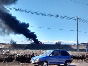 Colisión entre camiones en Paine provoca incendio en Ruta 5 Sur