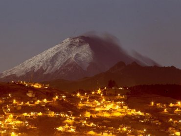 Leve emisión de ceniza de volcán Cotopaxi, en el centro andino de Ecuador