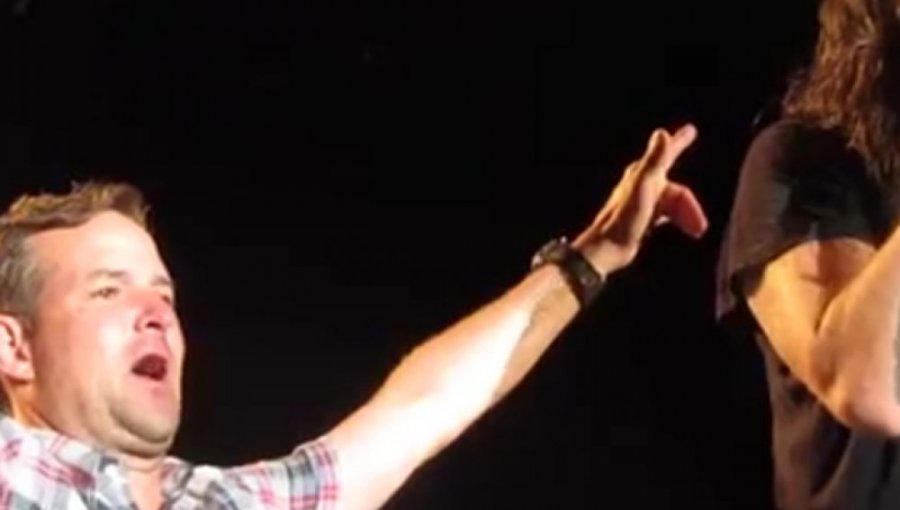 Video: Vocalista de Foo Fighters sube al escenario a un emocionado fan