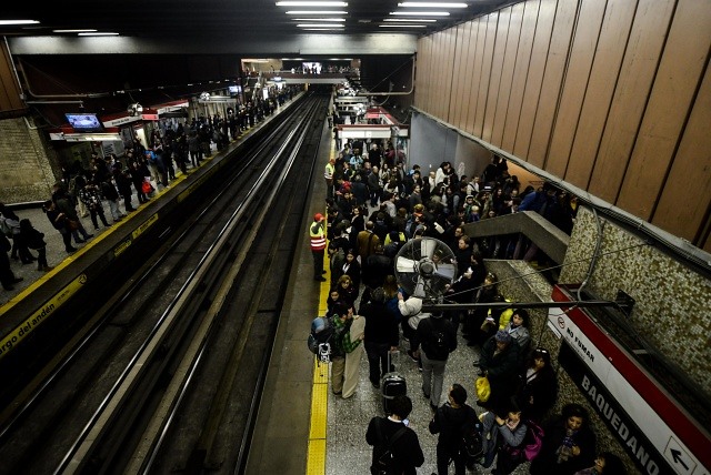 Sujeto golpea a no vidente en Metro de Santiago