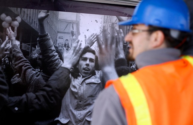 Inauguran muestra con fotografías de Rodrigo Rojas en paraderos del Transantiago