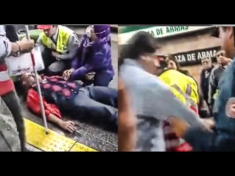 Video: Un hombre ciego fue brutalmente noqueado en Metro de Santiago