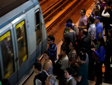 Conductores de Metro inician movilización en Estación Baquedano