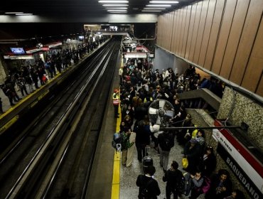 Sujeto golpea a no vidente en Metro de Santiago