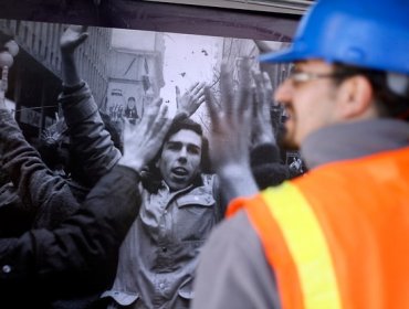 Inauguran muestra con fotografías de Rodrigo Rojas en paraderos del Transantiago