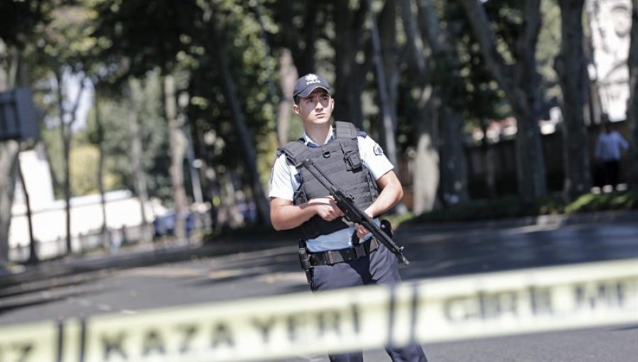 Dos hombres armados disparan a los guardias del palacio Dolmabahçe de Estambul