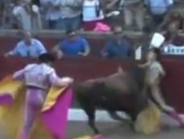 Video: Brutal cornada en el cuello a torero español