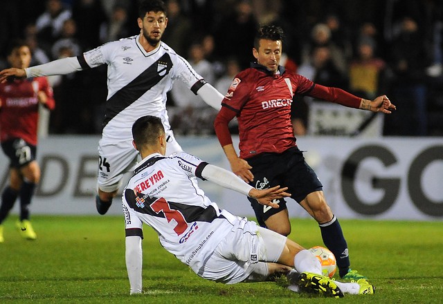 Prensa uruguaya: "La UC puso el ADN del fútbol chileno con intensidad, toque"