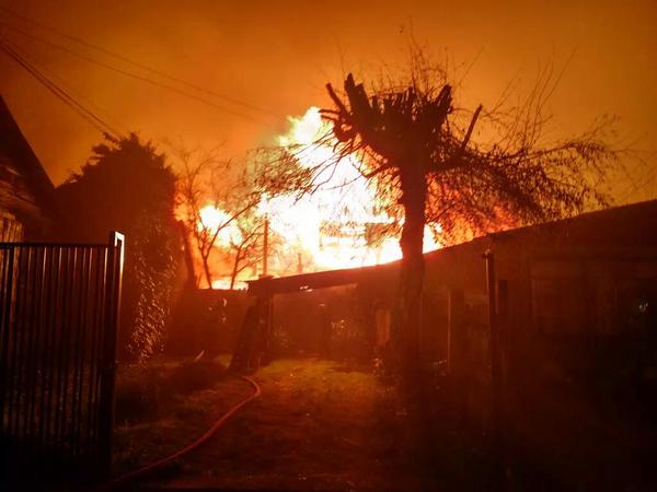 Un muerto tras incendio que afectó a tres viviendas en Temuco