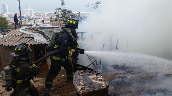 Incendio declarado en población Laguna Verde de Iquique