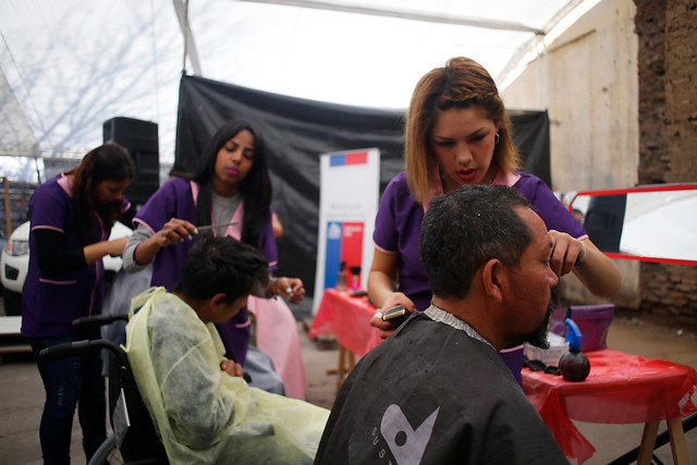 Personas en situación de calle se "cambian el look" en el Estadio Víctor Jara