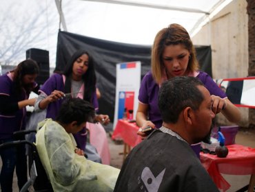 Personas en situación de calle se "cambian el look" en el Estadio Víctor Jara