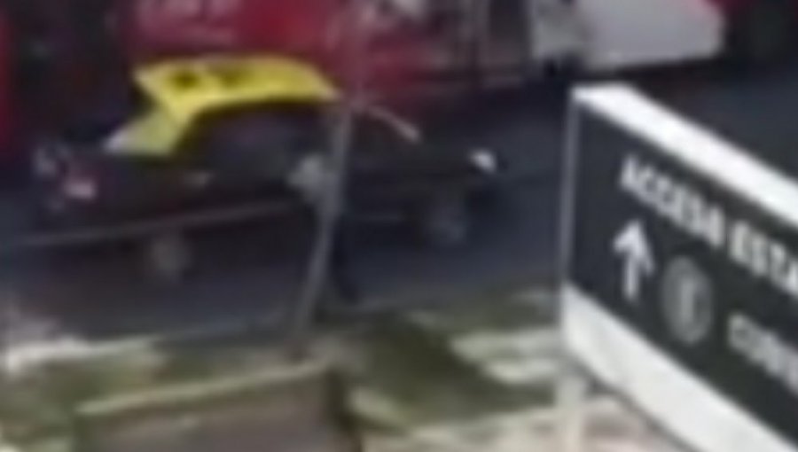 Video: Taxista atropella a joven francés en plena Avenida Kennedy