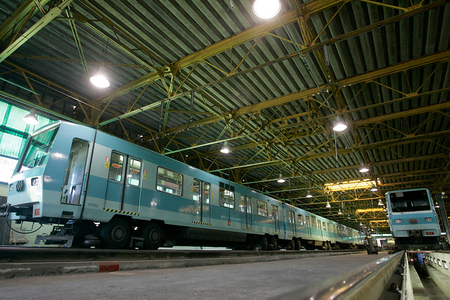 Persona baja a las líneas del metro para recoger un celular y genera corte de energía