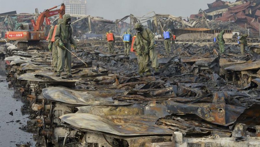 Asciende a 116 cifra muertos en almacén de Tianjin, donde continúan incendios