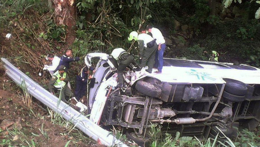 Al menos 13 heridos en accidente autobús de comitiva de presidente colombiano