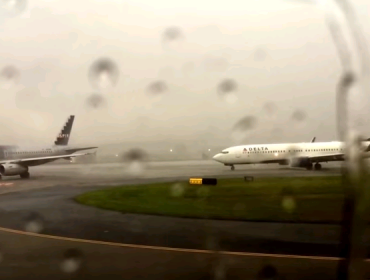 Video: Avión “Delta” es impactado por un rayo en tormenta eléctrica