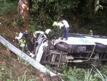 Al menos 13 heridos en accidente autobús de comitiva de presidente colombiano