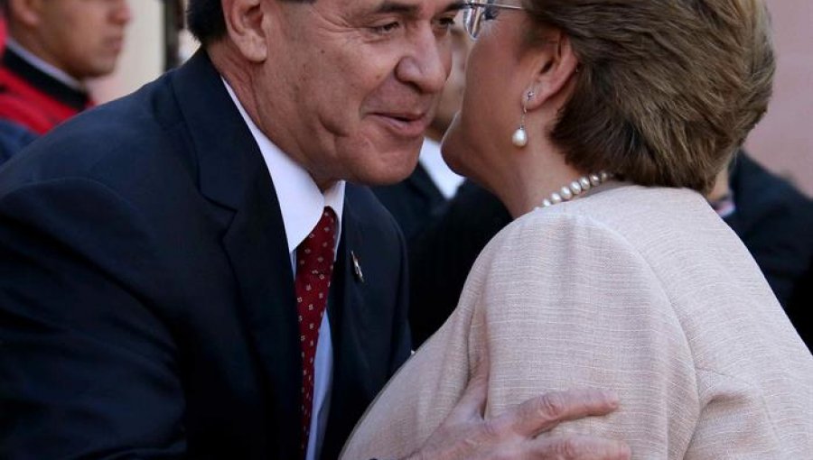 Bachelet firma acuerdos con Cartes y defiende trabajo "codo con codo"