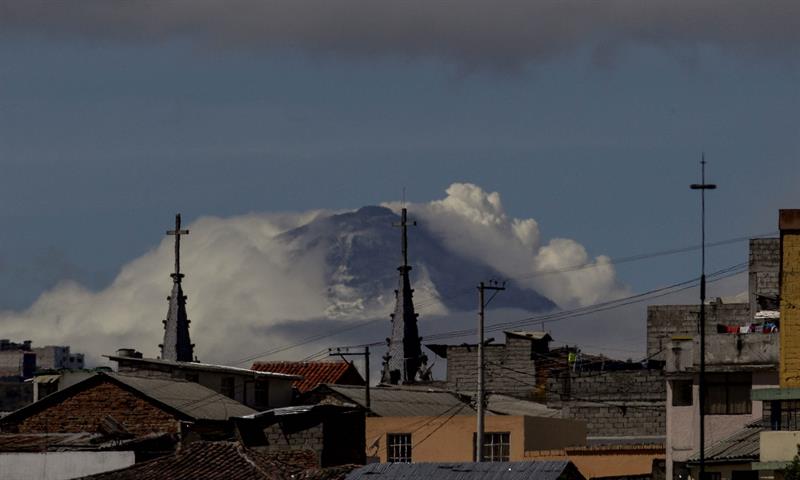 Nueva emisión de ceniza de volcán Cotopaxi alcanza dos kilómetros de altura