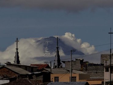 Nueva emisión de ceniza de volcán Cotopaxi alcanza dos kilómetros de altura