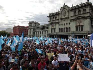 Guatemaltecos exigen en la calle renuncia del presidente por corrupción