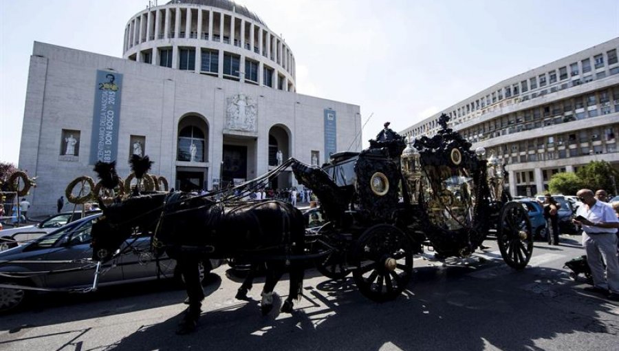 Polémica en Italia por el funeral con música y pétalos de rosa a un capo de la mafia