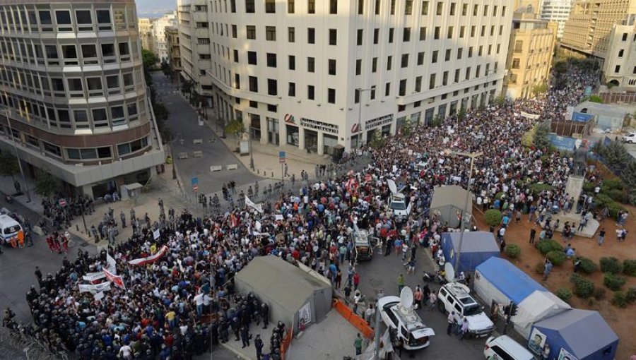 Miles de personas protestan en el Líbano por la crisis de la basura