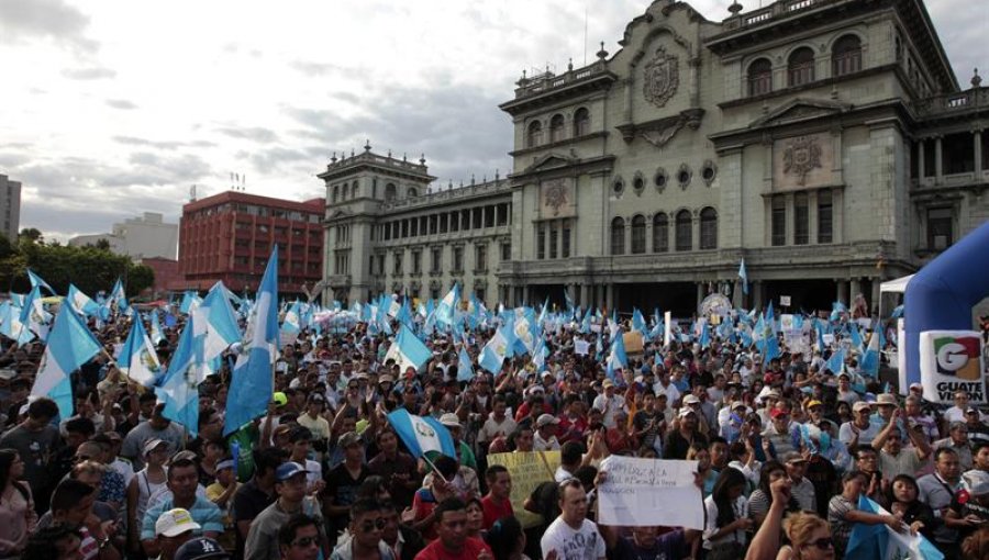 Guatemaltecos exigen en la calle renuncia del presidente por corrupción